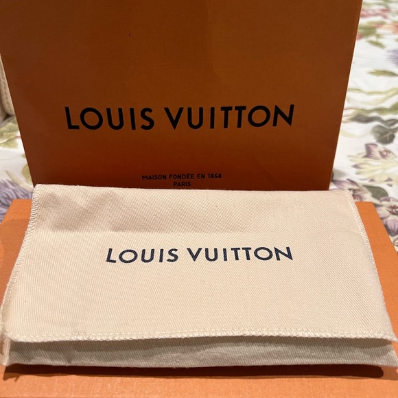 🩷🩷🔥Authentic Louis Vuitton IPhone 7 or 8 plus portfolio - Picture 2 of 12